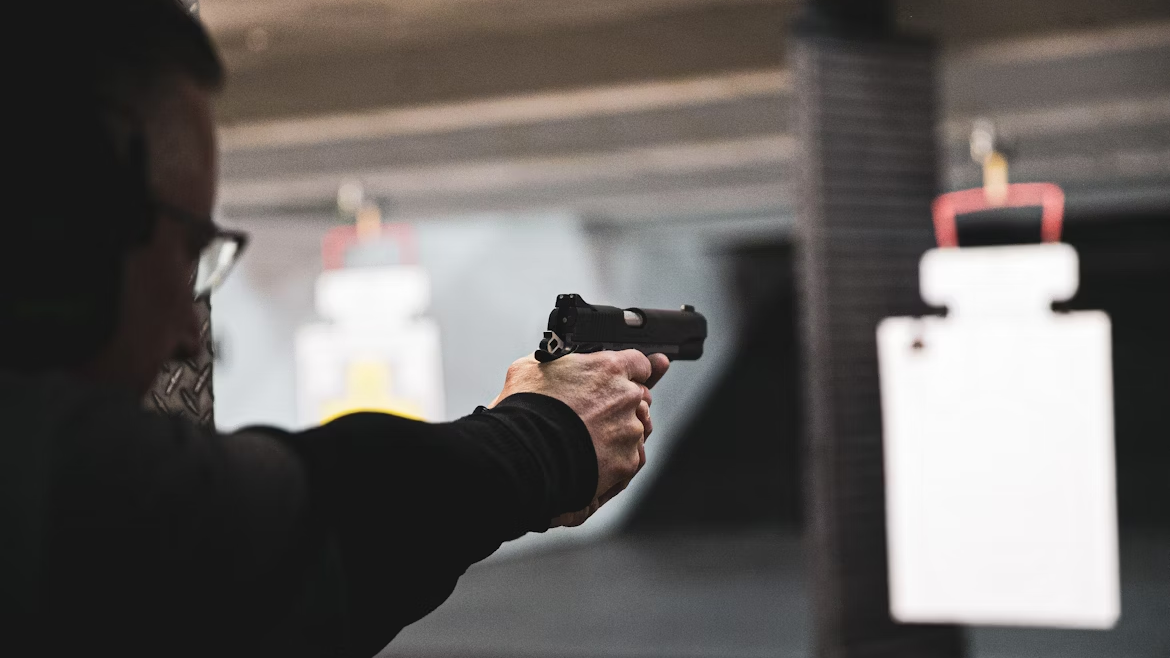 Atirador em estante com pistola de calibre permitido