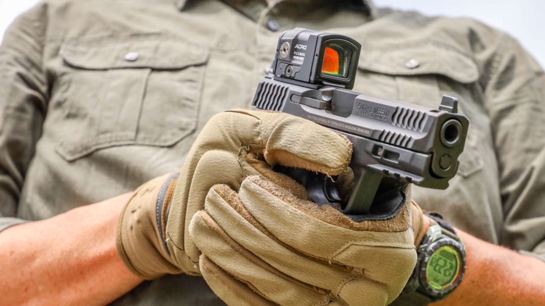 pistola com red dot