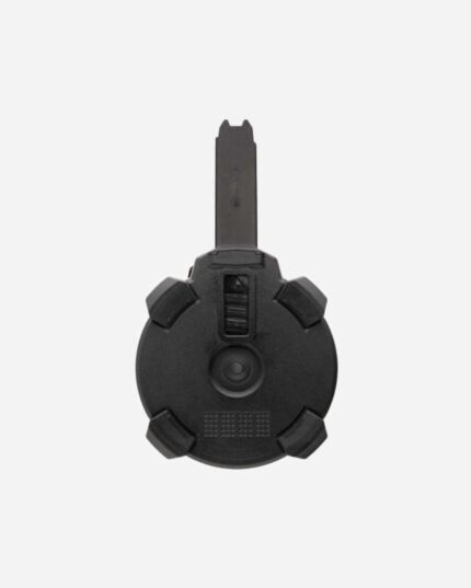 Atirador mira fuzil com mira Leupold montada e tambor Magpul D-50 preto acoplado sob o cano, foco nas mãos